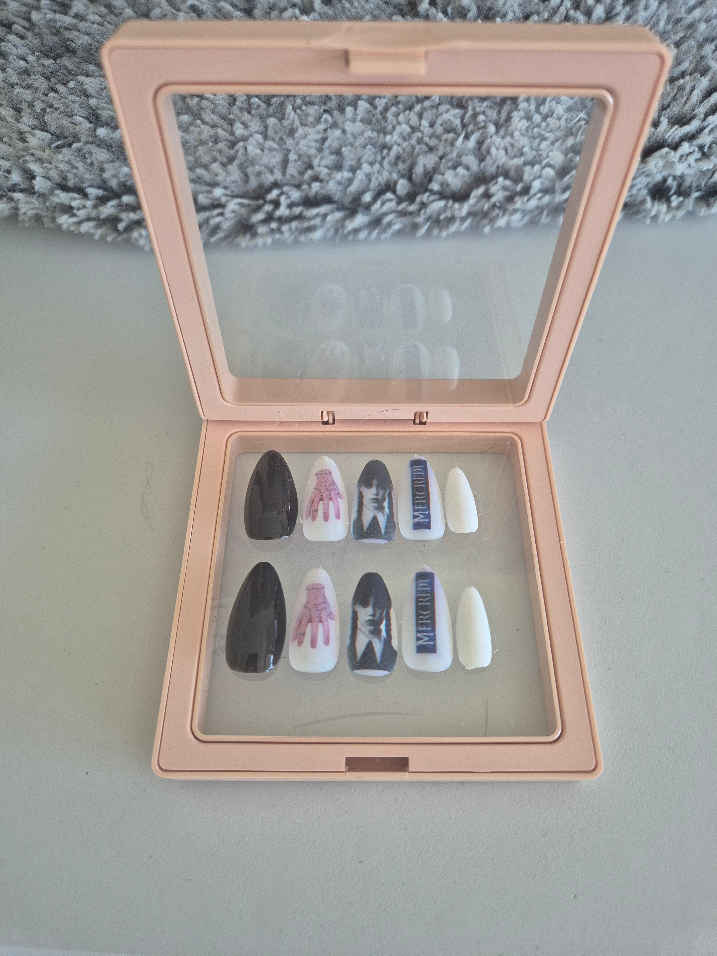 Ongles personnalisé - Mercredi addams