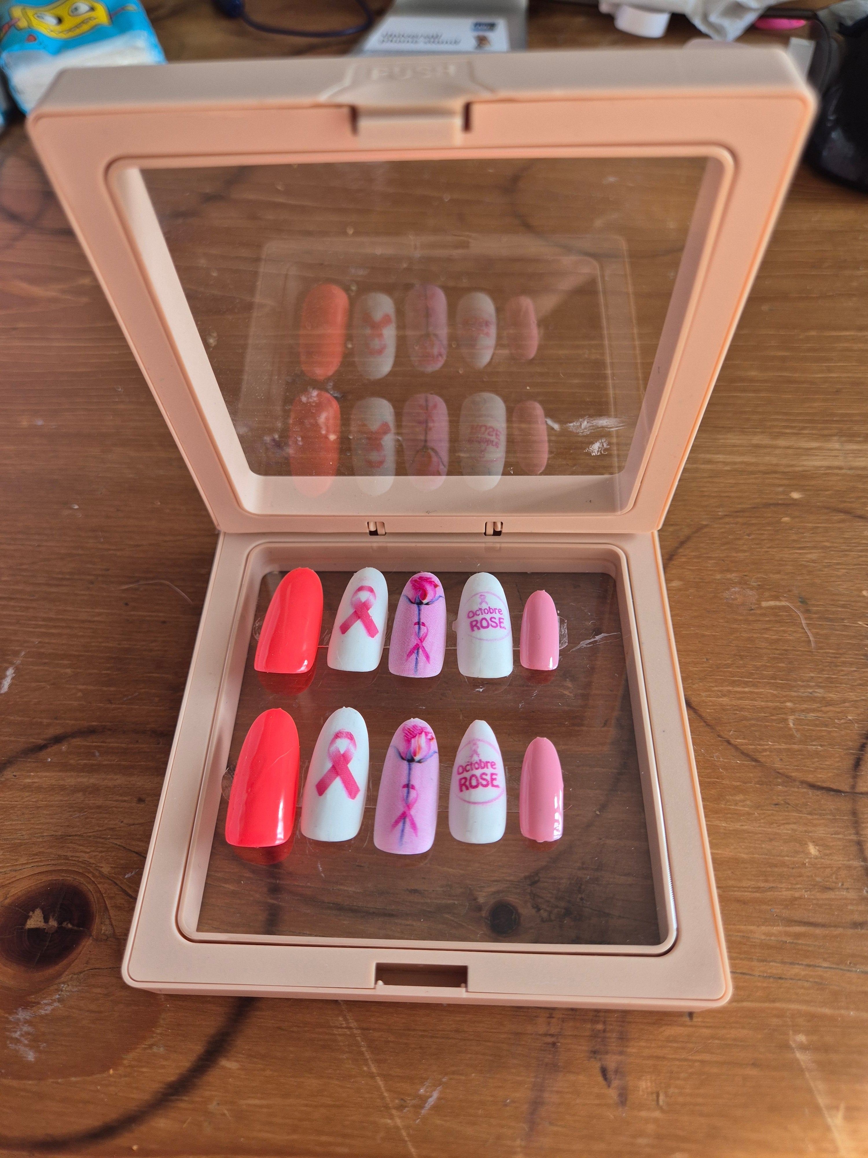 Ongles personnalisé - octobre rose